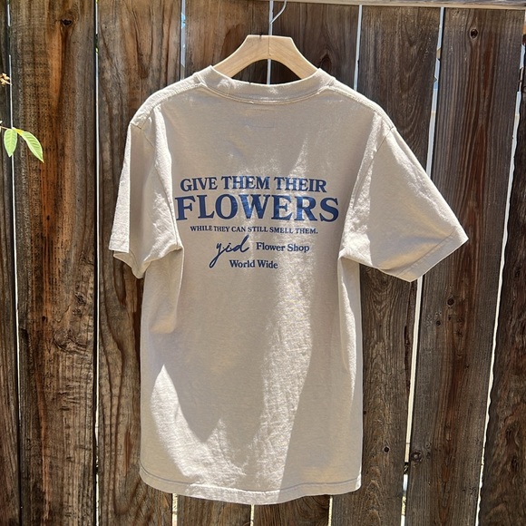 YESTERDAY IS DEAD FLOWER SHOP TEE OATMEAL/NAVY. SIZE S. - Picture 5 of 12